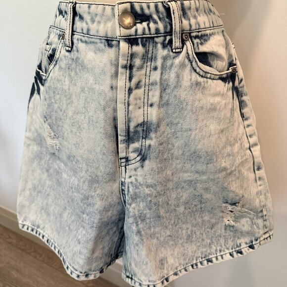 Forever 21 Acid Wash Jean Shorts 30 EUC - Picture 1 of 10